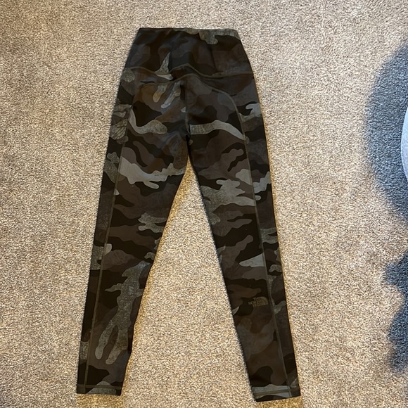The North Face Small Green Camo Leggings with Pockets, Used-Good - Picture 8 of 9